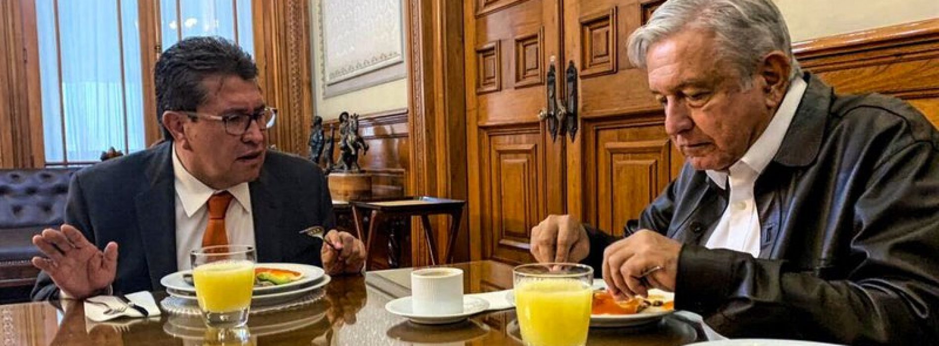 AMLO y Monreal comparten desayuno: tlacoyos, jugo y fruta