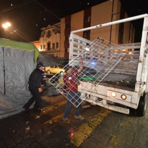 LIBERA GOBIERNO CAPITALINO VIALIDADES RETIRANDO ESTRUCTURAS DEL COMERCIO INFORMAL