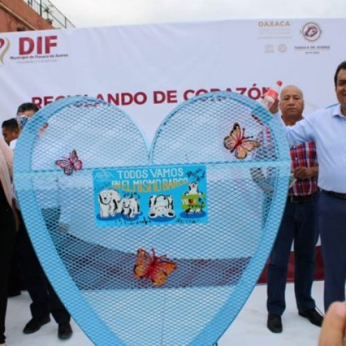 Entrega DIF Municipal de Oaxaca de Juárez 11 contenedores de PET para la ciudad