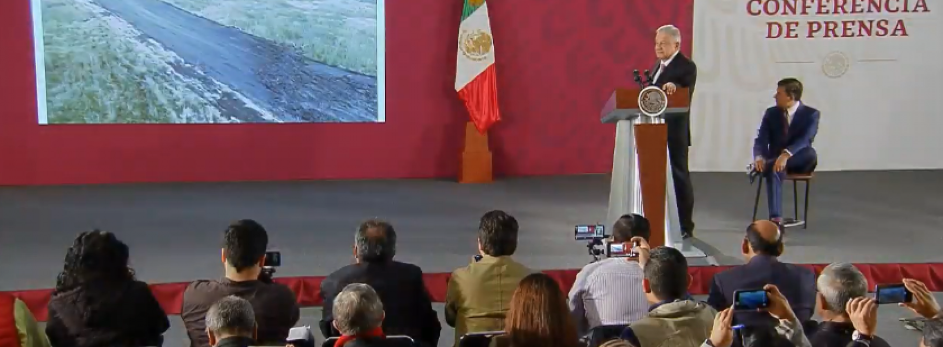 López Obrador presenta avances en la construcción de aeropuerto en Santa Lucía
