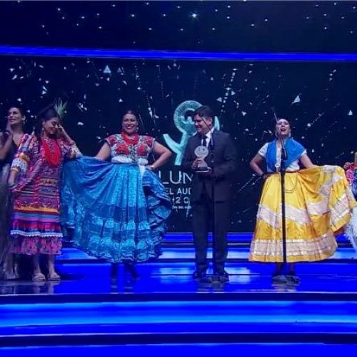 Premian a la Guelaguetza con galardón Lunas del Auditorio, por mejor Danza Tradicional
