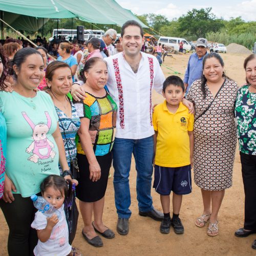 Cumple Senador Raúl Bolaños Cacho Cué con mujeres de Ocotlán