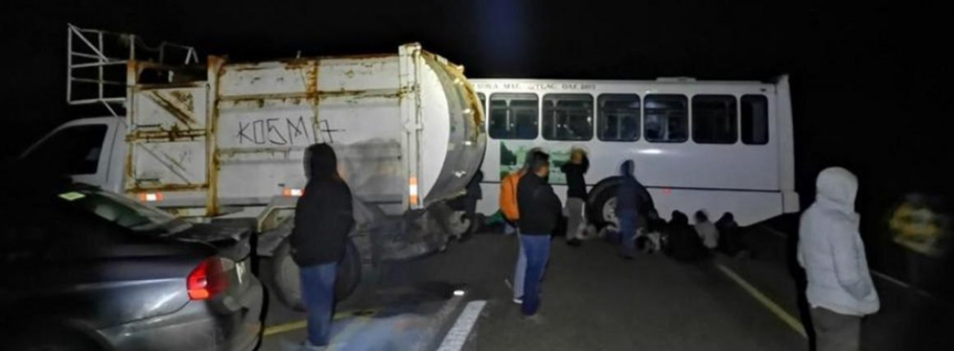 Bloquean carretera al Istmo, a la altura de San Baltazar Guelavila