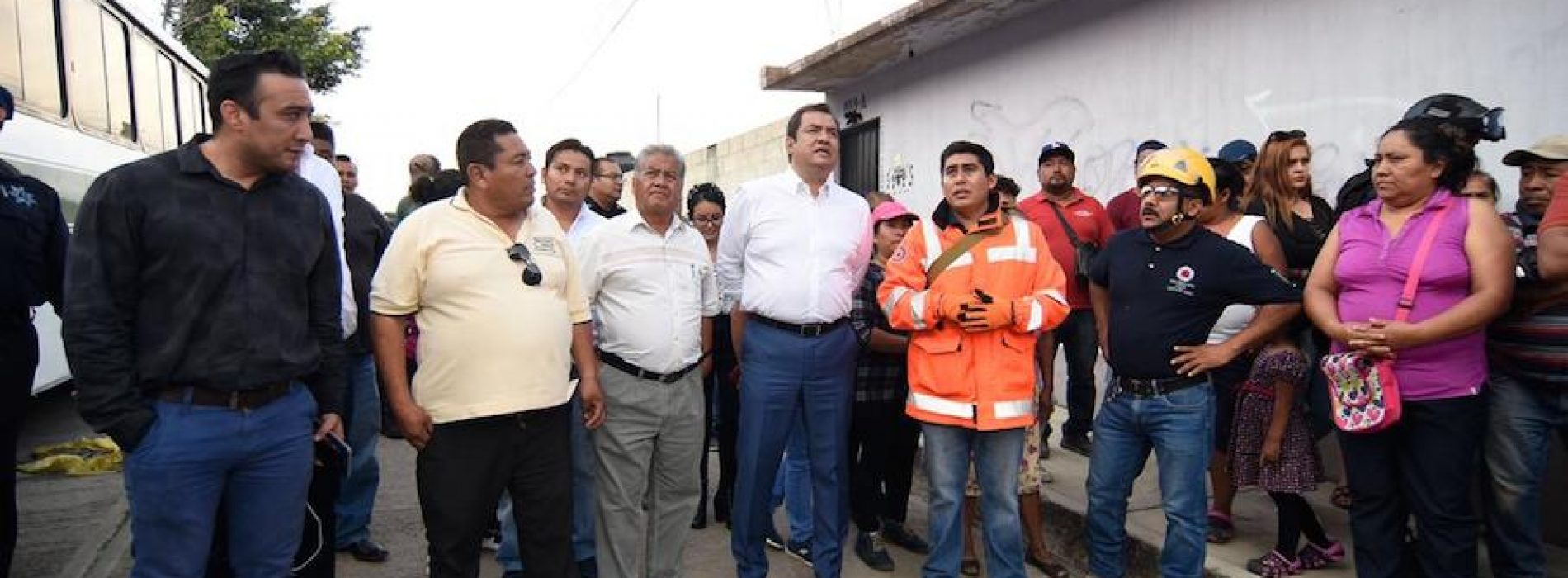 Recorre Oswaldo García zona de explosión en San Martín Mexicapam