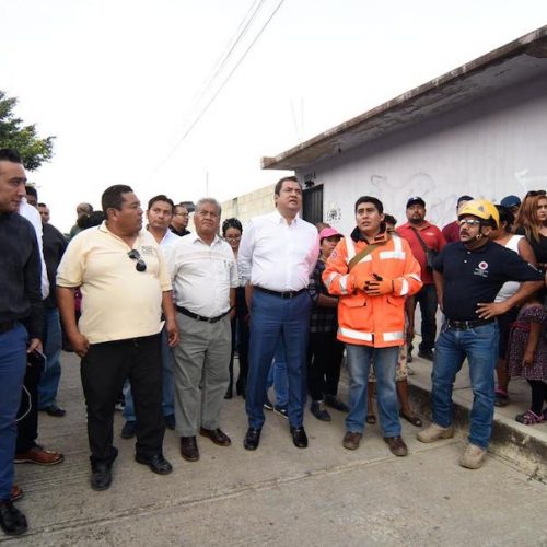 Recorre Oswaldo García zona de explosión en San Martín Mexicapam