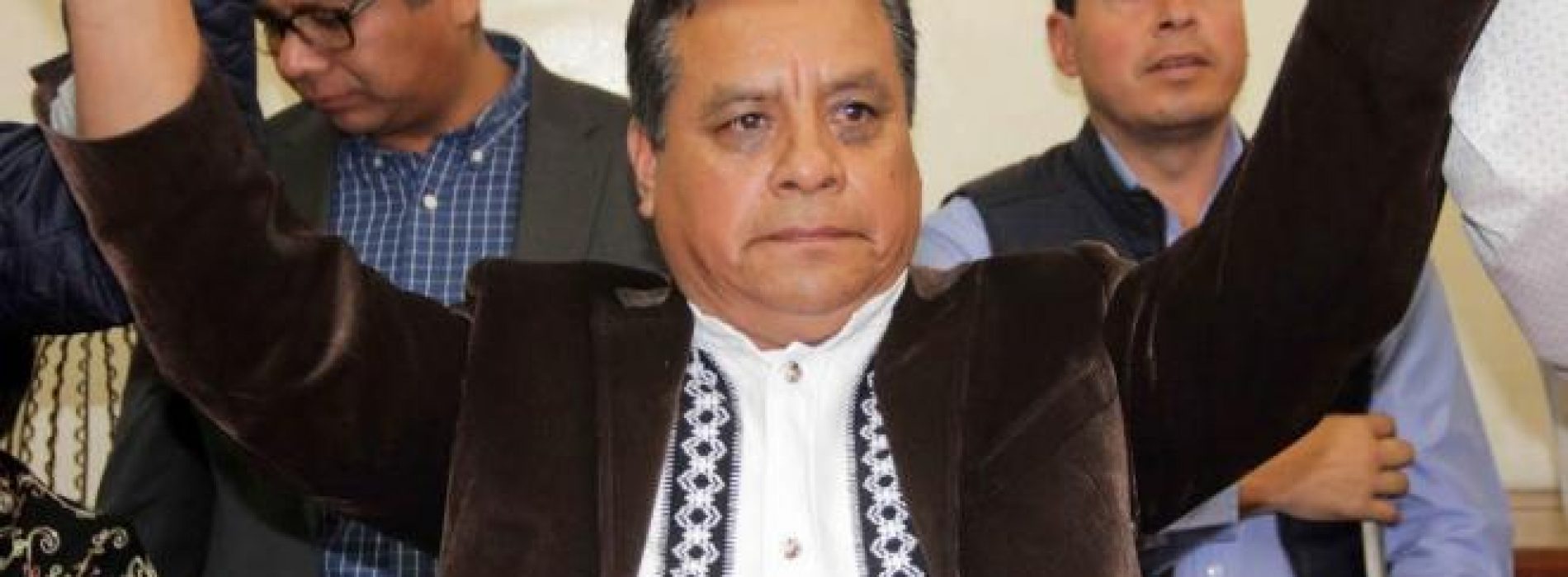 Edil de Tlaxiaco mete a su hijo en la nómina municipal como Director