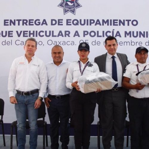 Dante Montaño equipa y fortalece más a Policías de Santa Lucía del Camino