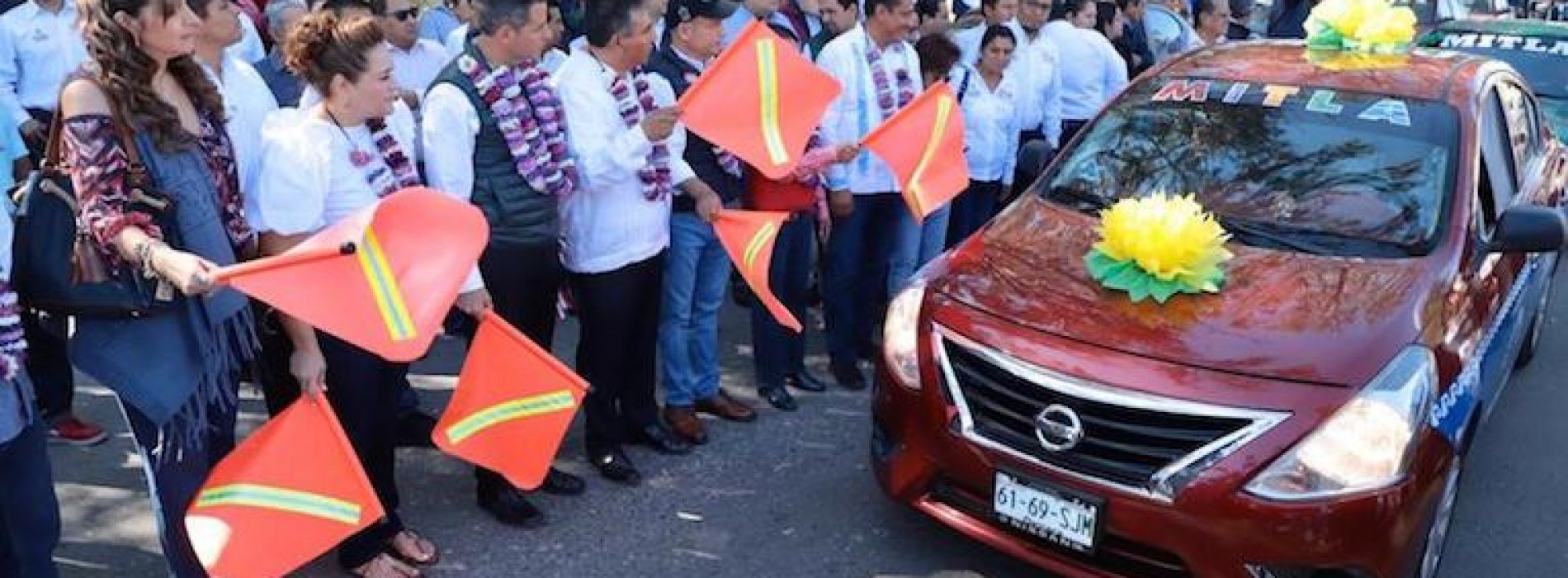 Alejandro Murat cumple compromisos con habitantes de Mitla