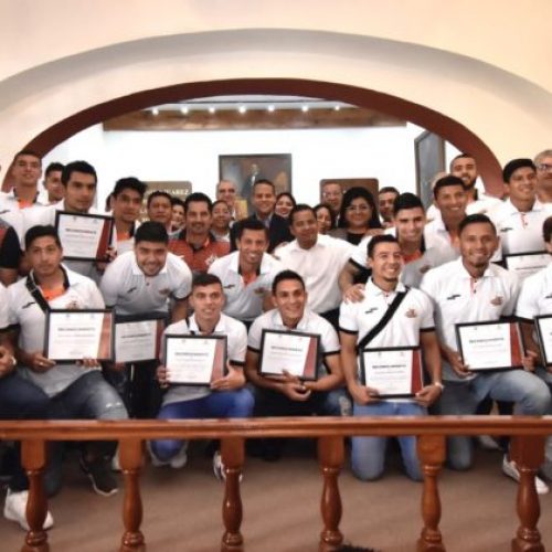 Reconocen a Alebrijes de Oaxaca por campeonato