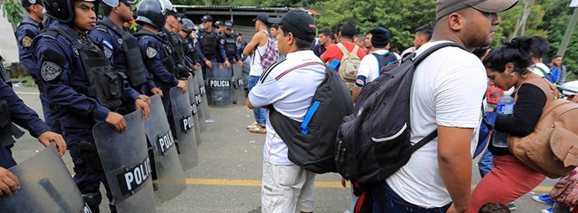 Guardia Nacional y migrantes chocan en frontera con Guatemala