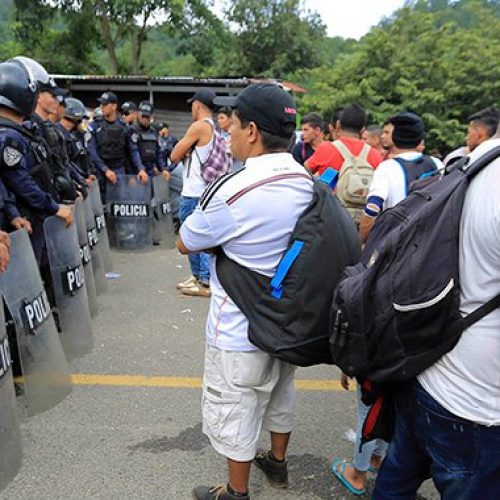 Guardia Nacional y migrantes chocan en frontera con Guatemala