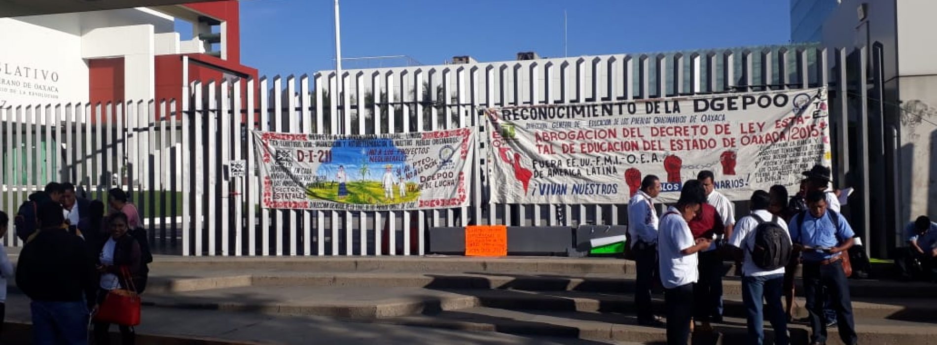 Maestros de Educación Indígena protestan en el Congreso de Oaxaca