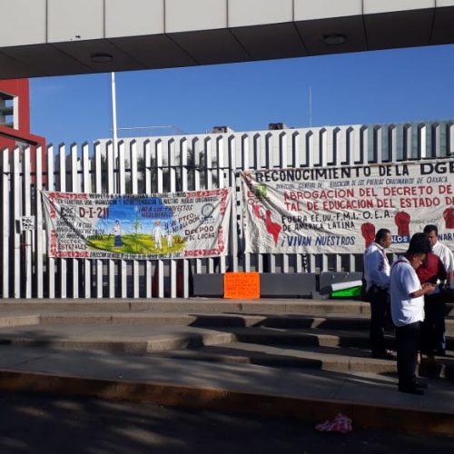 Maestros de Educación Indígena protestan en el Congreso de Oaxaca
