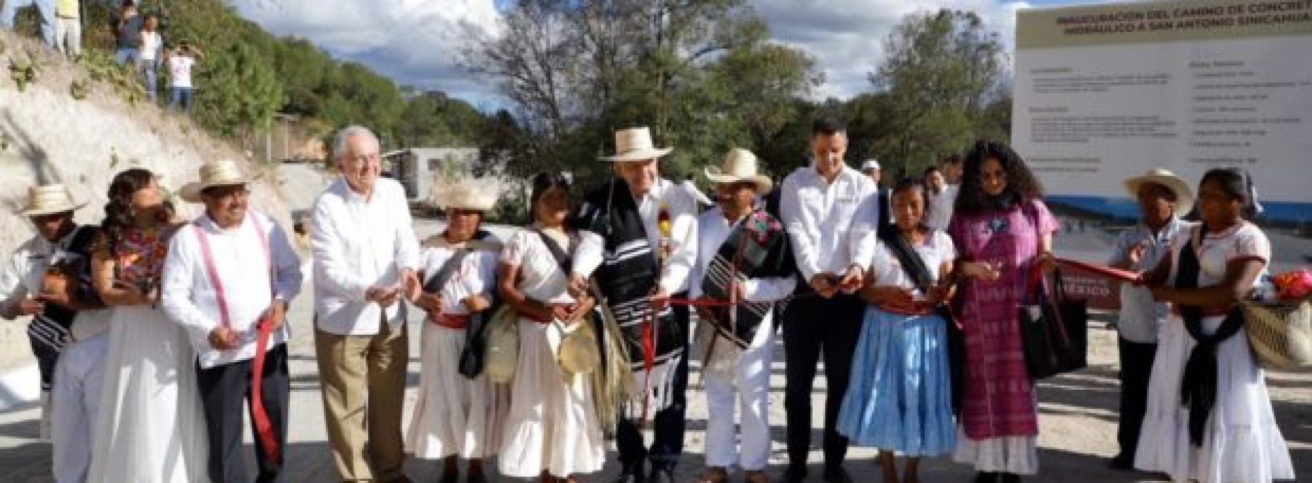 Inaugura AMLO camino rural en Sinicahua y sostiene diálogo con el pueblo mixteco