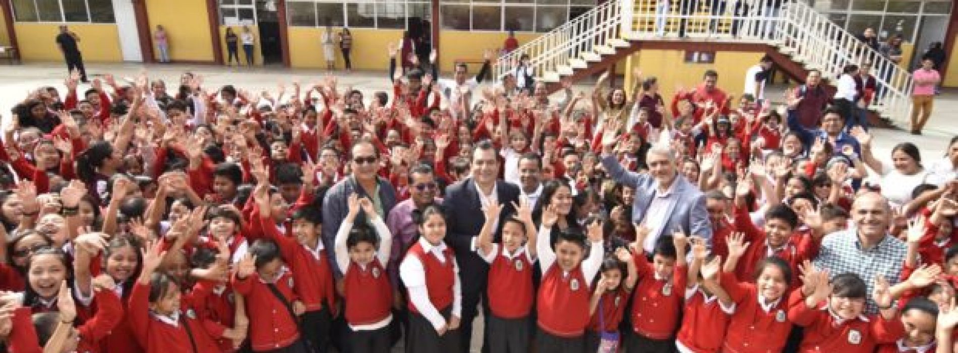 Entrega Oswaldo García rehabilitación de plaza cívica de la escuela “España”