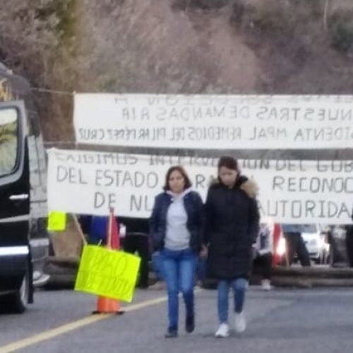 Habitantes de San Andrés Dinicuiti bloquean tramo de Huajuápan a Oaxaca