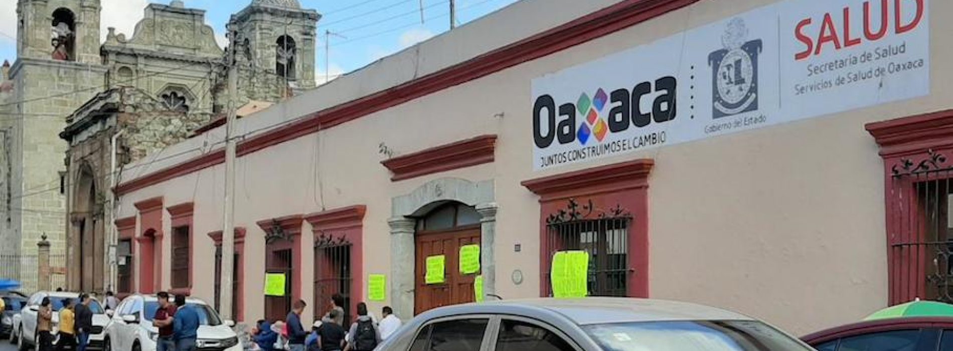 Trabajadores de la Sección 35 de Salud inician paro de brazos caídos en Oaxaca