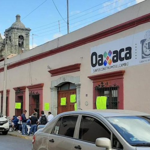 Trabajadores de la Sección 35 de Salud inician paro de brazos caídos en Oaxaca
