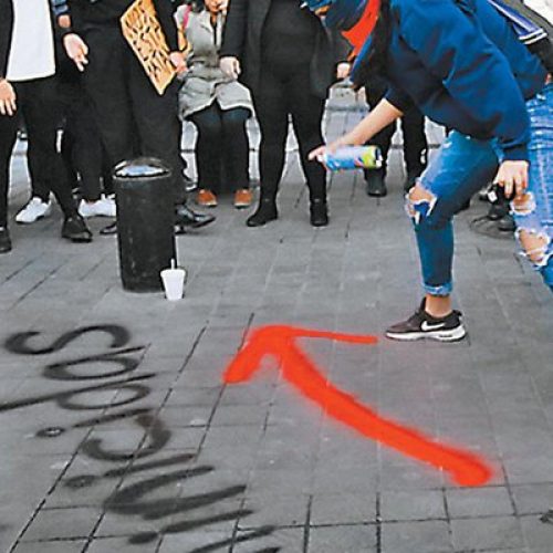 Embozadas pintan de nuevo Palacio Nacional por feminicidios