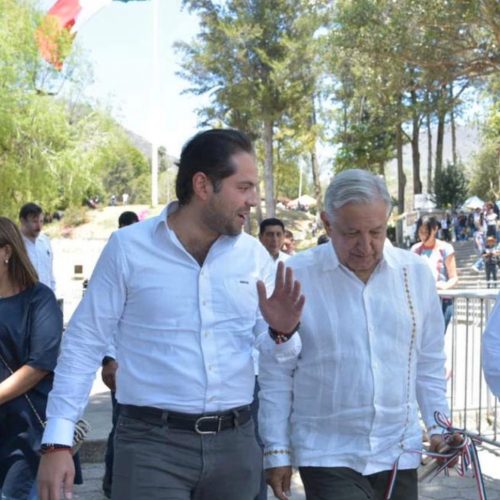 Codo con codo, el Presidente Andrés Manuel López Obrador y el Senador de Oaxaca, Raúl Bolaños Cacho Cué en celebración del natalicio de Juárez