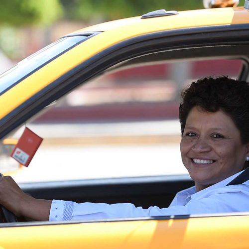 Para las mujeres no hay imposibles, ser taxista es un orgullo: Lolita Ríos