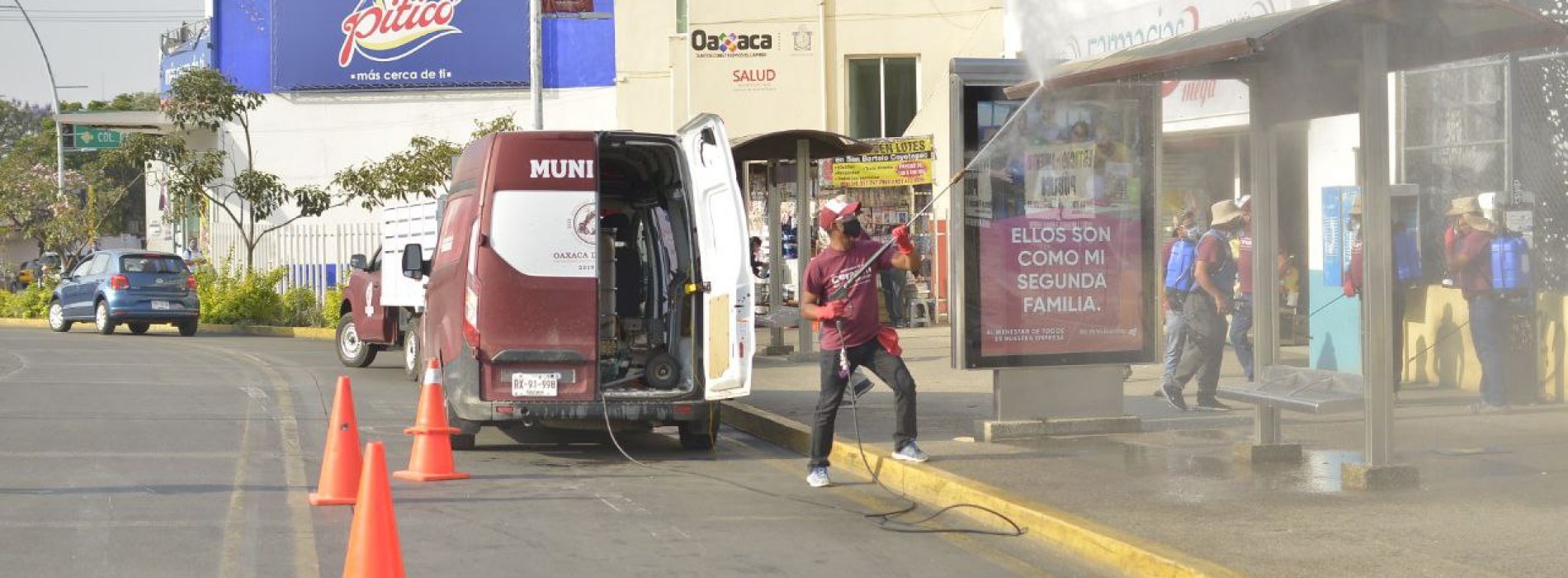 Intensifica Ayuntamiento desinfección de espacios públicos de Oaxaca de Juárez