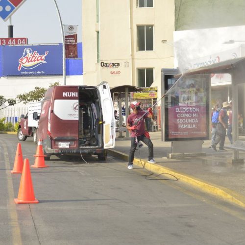 Intensifica Ayuntamiento desinfección de espacios públicos de Oaxaca de Juárez