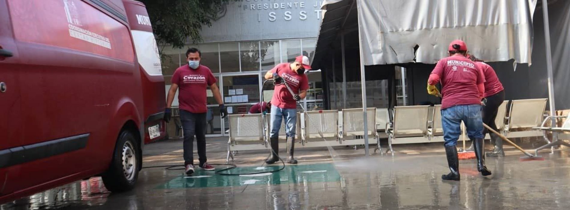 Ayuntamiento de Oaxaca realiza limpieza en áreas de espera en el Hospital del ISSSTE