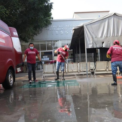 Ayuntamiento de Oaxaca realiza limpieza en áreas de espera en el Hospital del ISSSTE
