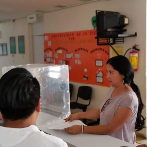 Entrega Elisa Zepeda material de apoyo médico en Cuicatlán