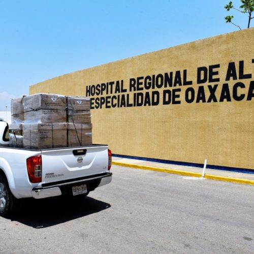 Entrega Gobierno de Oaxaca al HRAEO equipo médico para atender pacientes COVID-19