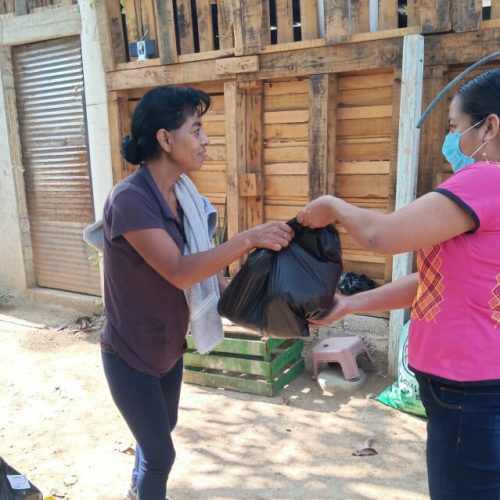 Envía Aurora López Acevedo paquetes alimentarios para mujeres trabajadoras de San Agustín de las Juntas