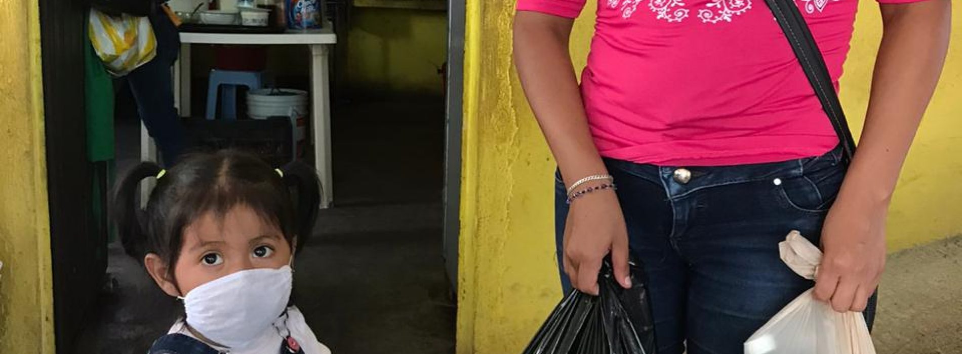 Continúa Aurora López Acevedo con entrega de paquetes alimentarios en Matías Romero