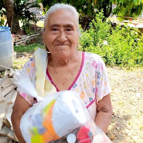 Envía Victoria Cruz Villar productos de la canasta básica a familias de Ojitlán y Chiltepec