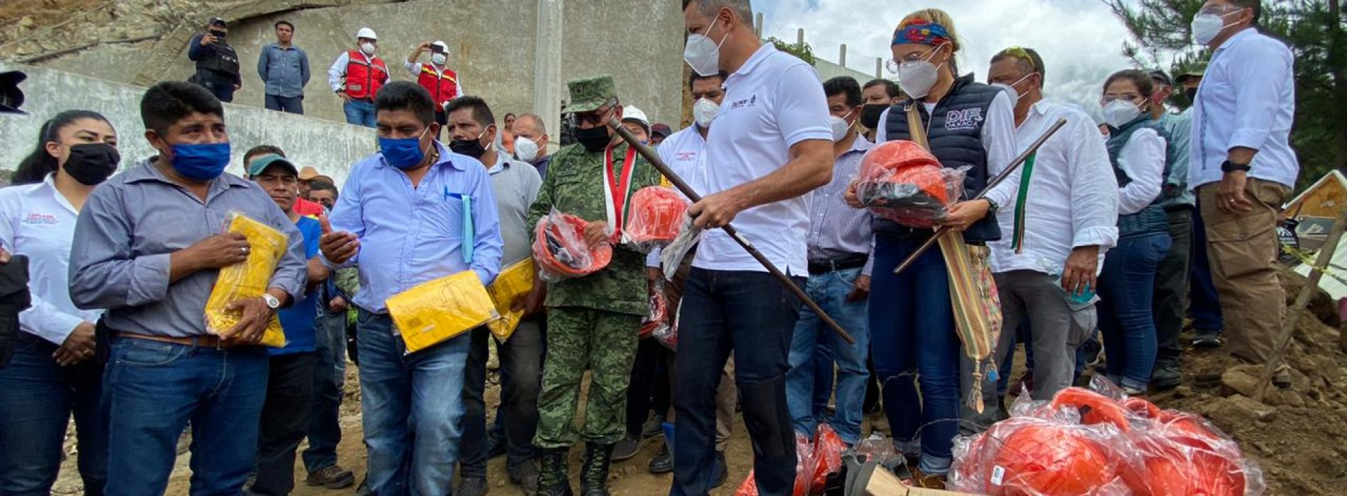 Regresa Alejandro Murat a los Ozolotepec para apoyar a las familias afectadas por sismo