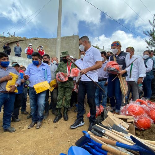 Regresa Alejandro Murat a los Ozolotepec para apoyar a las familias afectadas por sismo