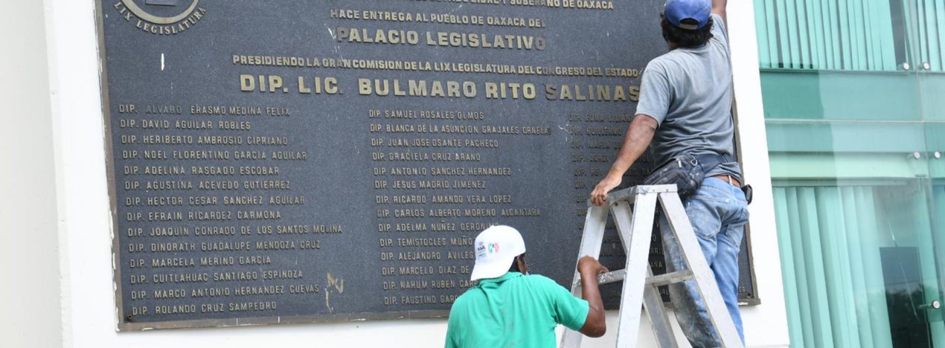 Por agravios a víctimas del 2006 retiran placas con nombres de Ulises Ruiz y Bulmaro Rito Salinas, en el Congreso