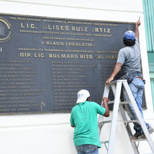 Por agravios a víctimas del 2006 retiran placas con nombres de Ulises Ruiz y Bulmaro Rito Salinas, en el Congreso