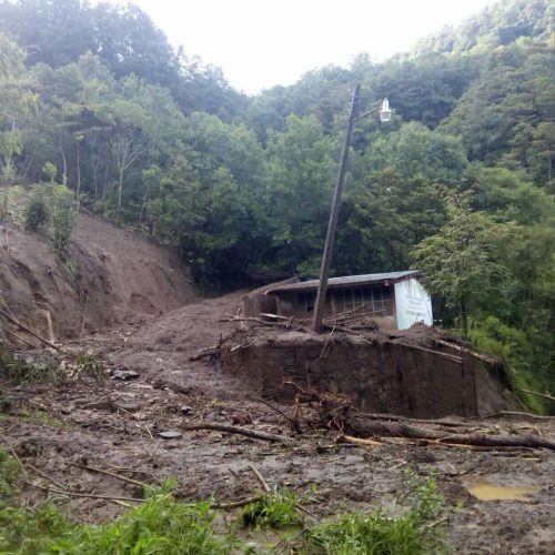 Tras daños por lluvias solicita  Elisa Zepeda apoyo para familias de la cañada