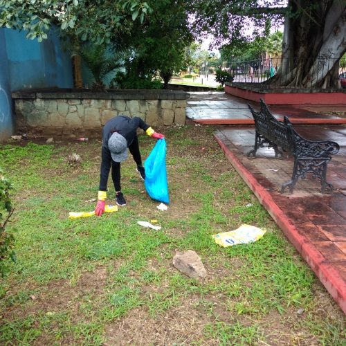 Sanciona Ayuntamiento de Oaxaca de Juárez a ciudadana que abandonó basura en vía pública