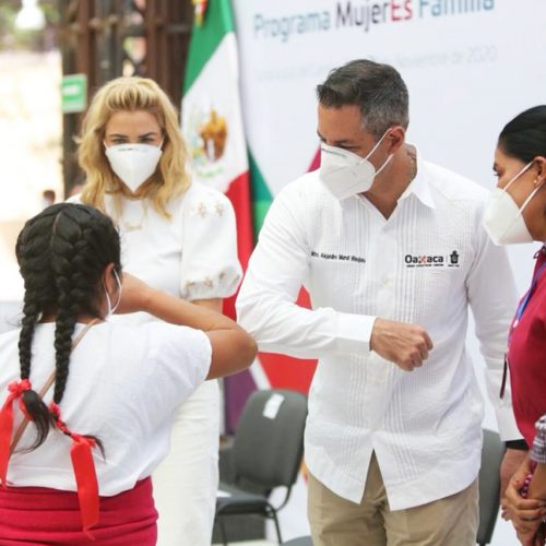 Alejandro Murat e Ivette Morán de Murat entregan apoyos económicos del programa “MujerEs Familia 2020”