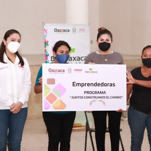 Mujeres mixtecas fortalecen su economía con el impulso del Gobierno del Estado