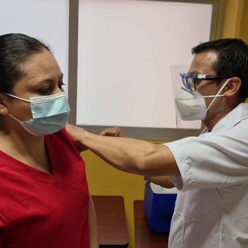 Logra Oaxaca 100% de aplicación de vacuna de Pfizer-BioNTech al personal sanitario en la primera fase