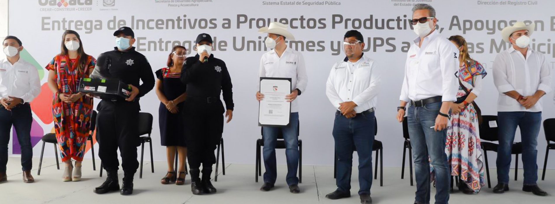 Entrega AMH apoyos al campo, sector social, seguridad y supervisa obras de infraestructura hídrica en Tuxtepec