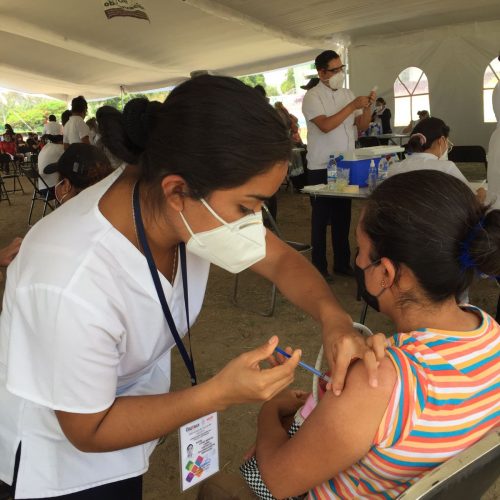 En calma, orden y tiempos reducidos de espera se desarrolla vacunación al personal educativo de Oaxaca