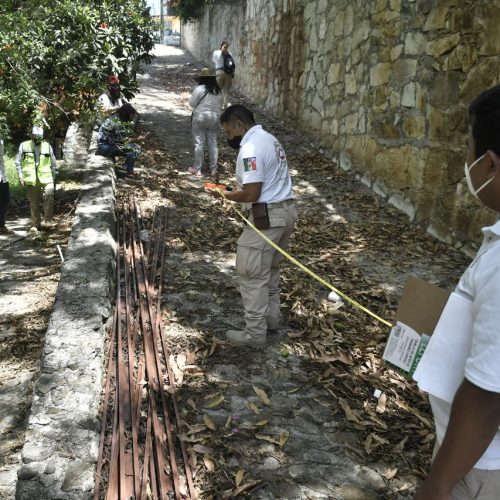 Ayuntamiento de Oaxaca verifica el estado de un puente en el Barrio de Xochimilco