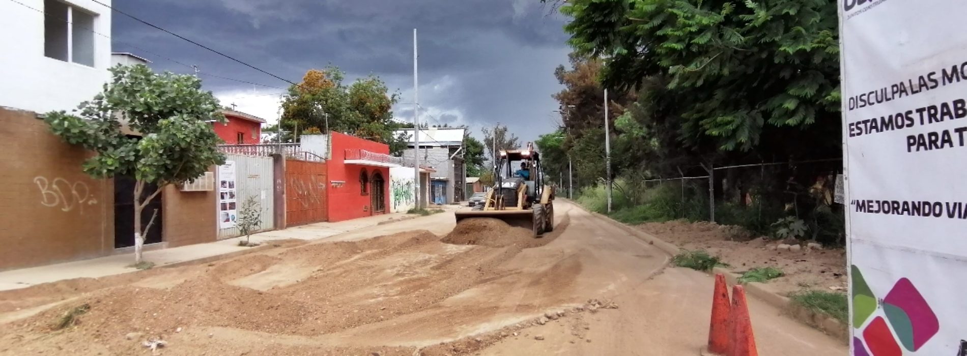 Apoya Sinfra en desazolve y rastreo de calles  en la agencia municipal de Pueblo Nuevo