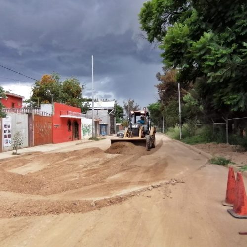 Apoya Sinfra en desazolve y rastreo de calles  en la agencia municipal de Pueblo Nuevo