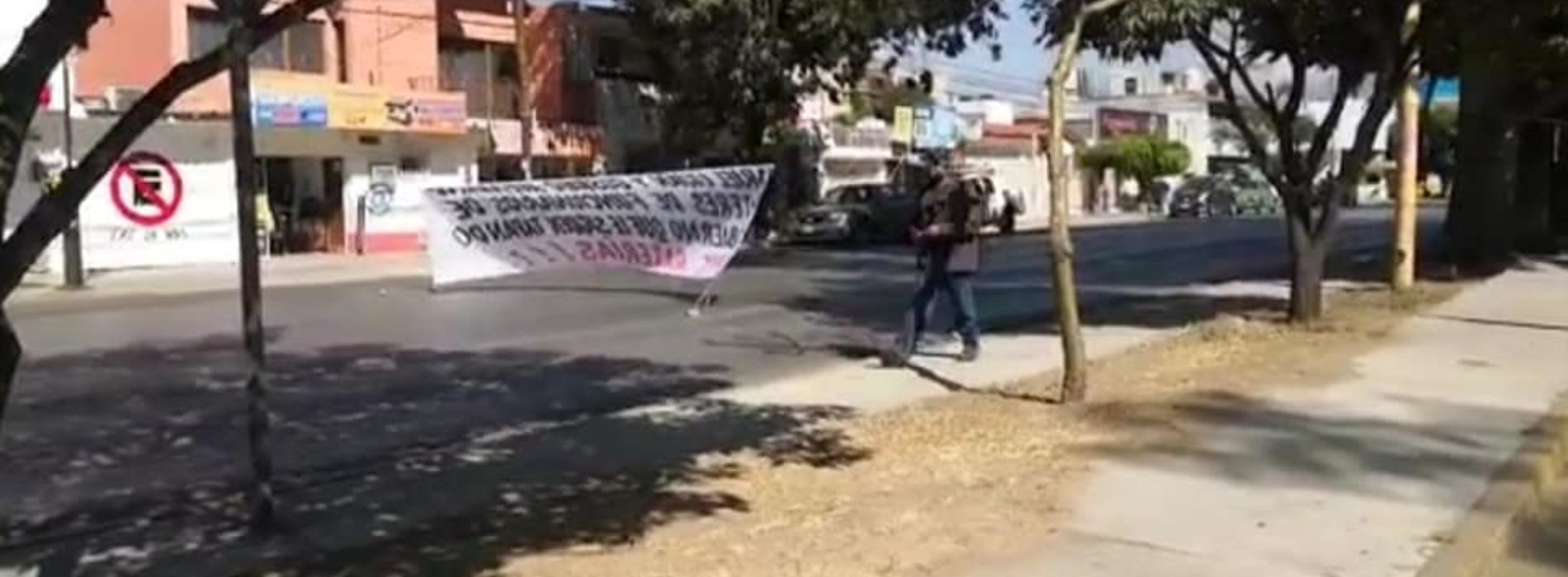 bloqueos Av. Universidad por integrantes del Sindicato de Trabajadores y Empleados de la Universidad Autónoma Benito Juárez de Oaxaca (STEUABJO)