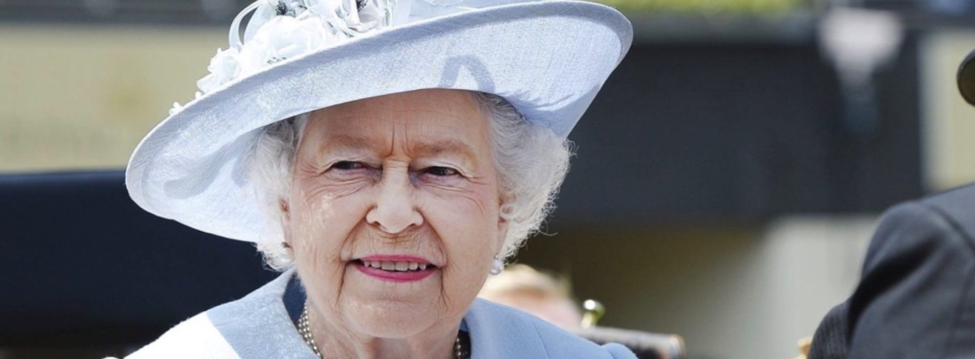 Reina Isabel II de Inglaterra da positivo a covid-19; tiene síntomas leves.